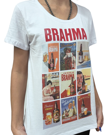 Baby Look com logo escrito Brahma e estampas de imãs com ilustrações de chopp da marca.