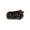 Pin metálico preto com a inscrição em marrom "Wäls Cerveja Arte.