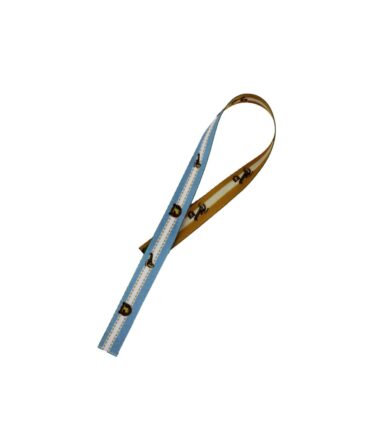 Cordão de segurança para celular da marca Colorado. Um lado em azul com uma lista branca e o logo do urso em destaque, enquanto o outro lado é laranja com uma lista amarela e o mesmo logo do urso.