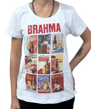 Baby Look com logo escrito Brahma e estampas de imãs com ilustrações de chopp da marca.