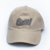 Visão frontal do boné na cor bege destacando a estampa Cheers.