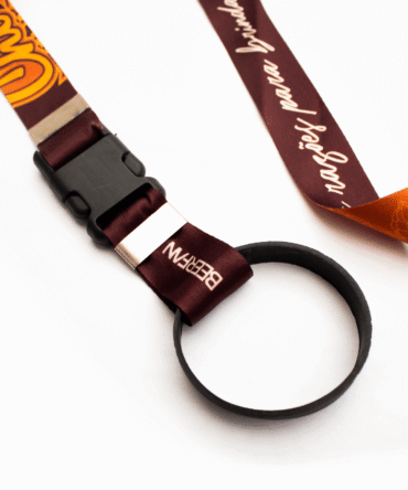 Cordão Porta Copos com detalhes laranja, logo branco escrito beerfan e anel de borracha para fixar copos.
