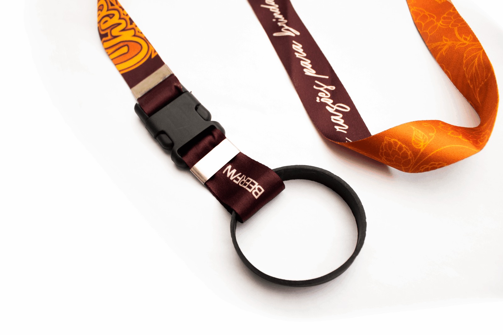 Cordão Porta Copos com detalhes laranja, logo branco escrito beerfan e anel de borracha para fixar copos.