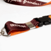 Cordão para crachá com detalhes laranja e o foco na estampa com escrita: Beerfan
