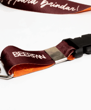 Cordão para crachá com detalhes laranja e o foco na estampa com escrita: Beerfan