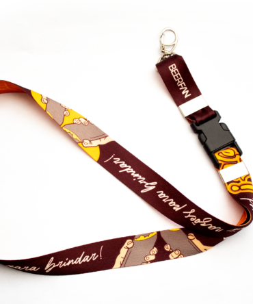 Cordão para crachá com detalhes laranja e amarelo.