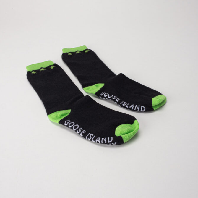 meia goose island preta com detalhes em verde