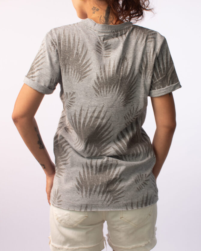 CAMISETA LOOSE V FOLHAGEM FEMININA CORONA CINZA