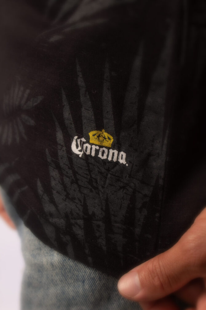 CAMISETA LOOSE V FOLHAGEM FEMININA CORONA PRETO