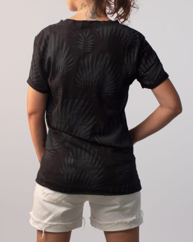 CAMISETA LOOSE V FOLHAGEM FEMININA CORONA PRETO