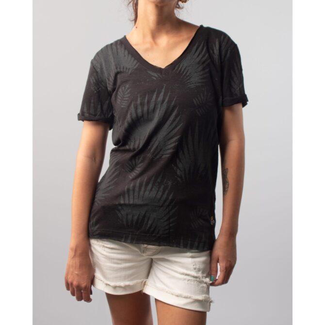 CAMISETA LOOSE V FOLHAGEM FEMININA CORONA PRETO